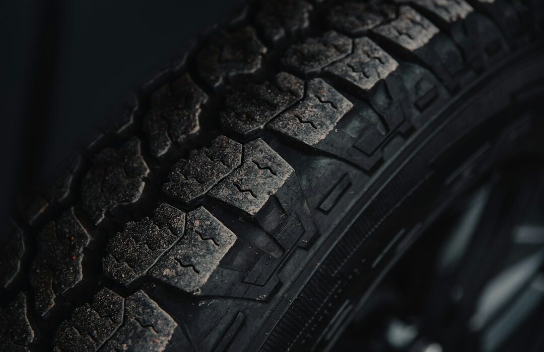 Roda com pneu automotivo em destaque, fotografia ilustrativa para o comparativo de pneus 175/70 R14