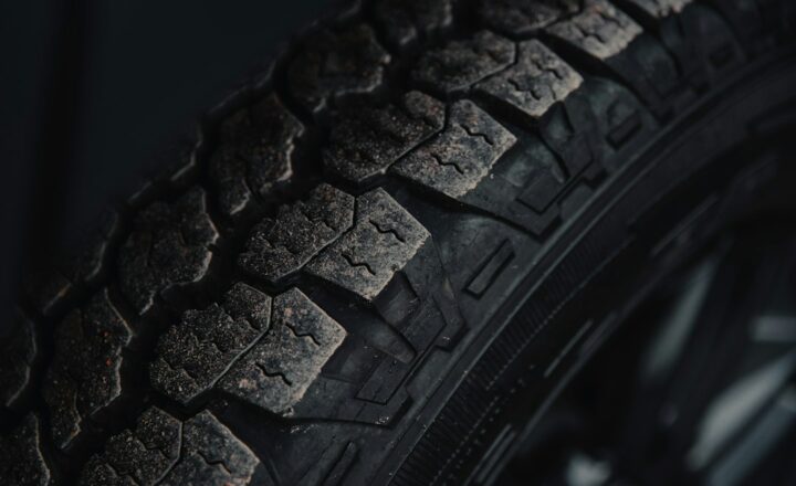 Roda com pneu automotivo em destaque, fotografia ilustrativa para o comparativo de pneus 175/70 R14