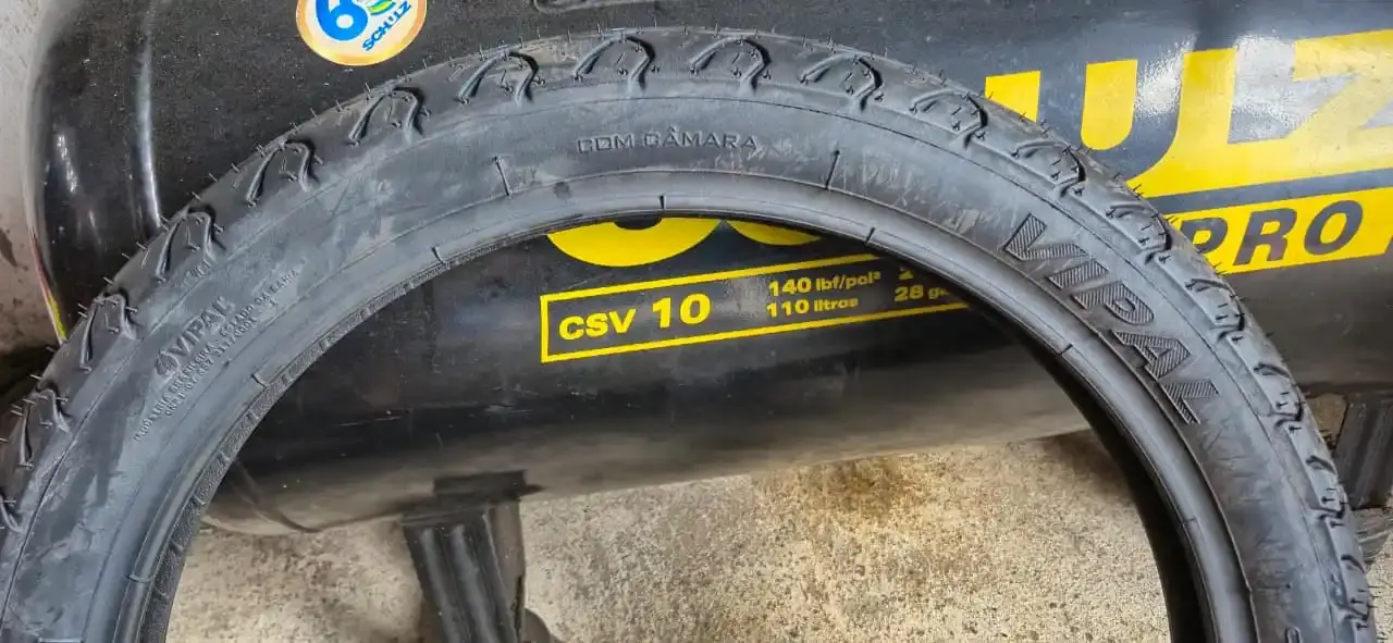 Marcações de medida e construção na lateral de um pneu de moto