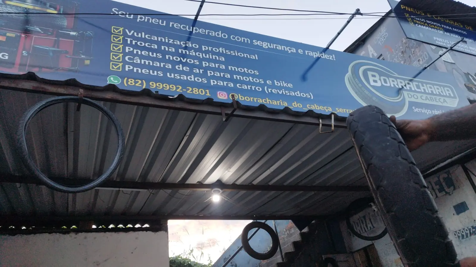 Pneu de moto com desgaste acentuado sendo inspecionado
