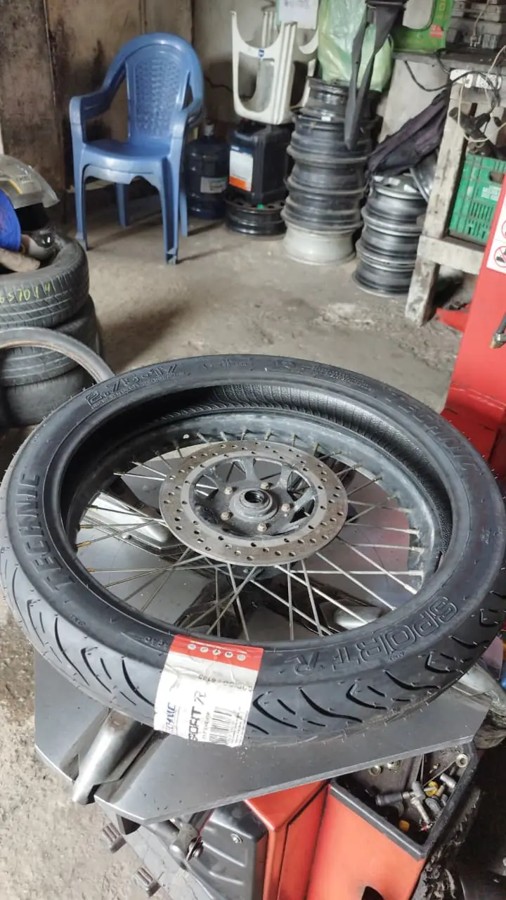 Pneu novo de moto preparado para montagem em uma roda