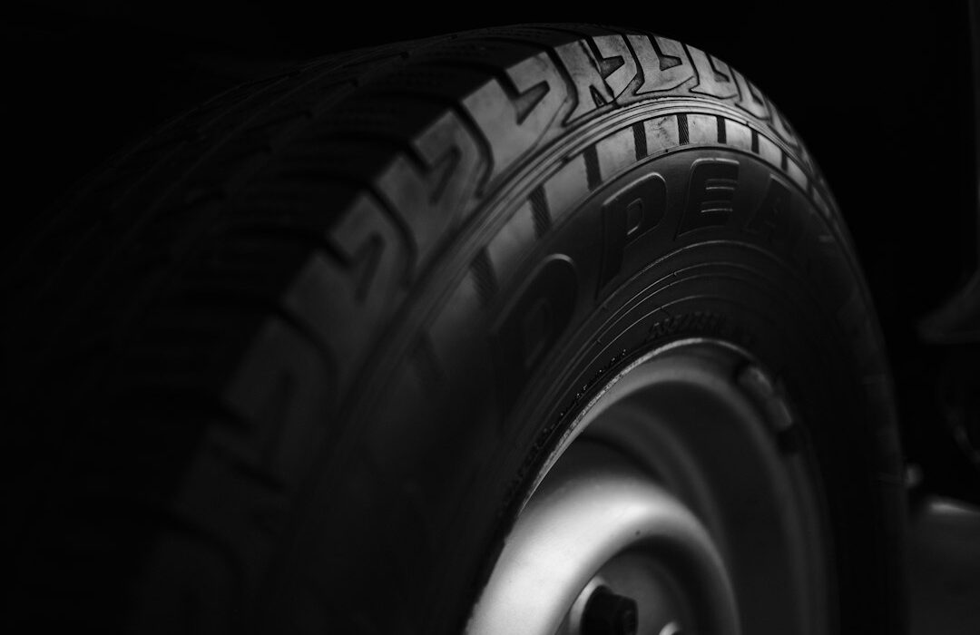 Roda de automóvel com pneu em destaque, fotografia ilustrativa para o guia de compra 215/60 R17