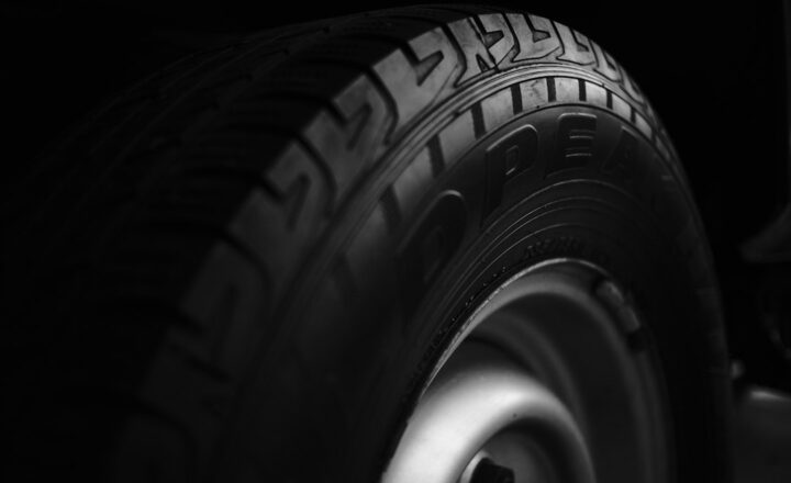 Roda de automóvel com pneu em destaque, fotografia ilustrativa para o guia de compra 215/60 R17