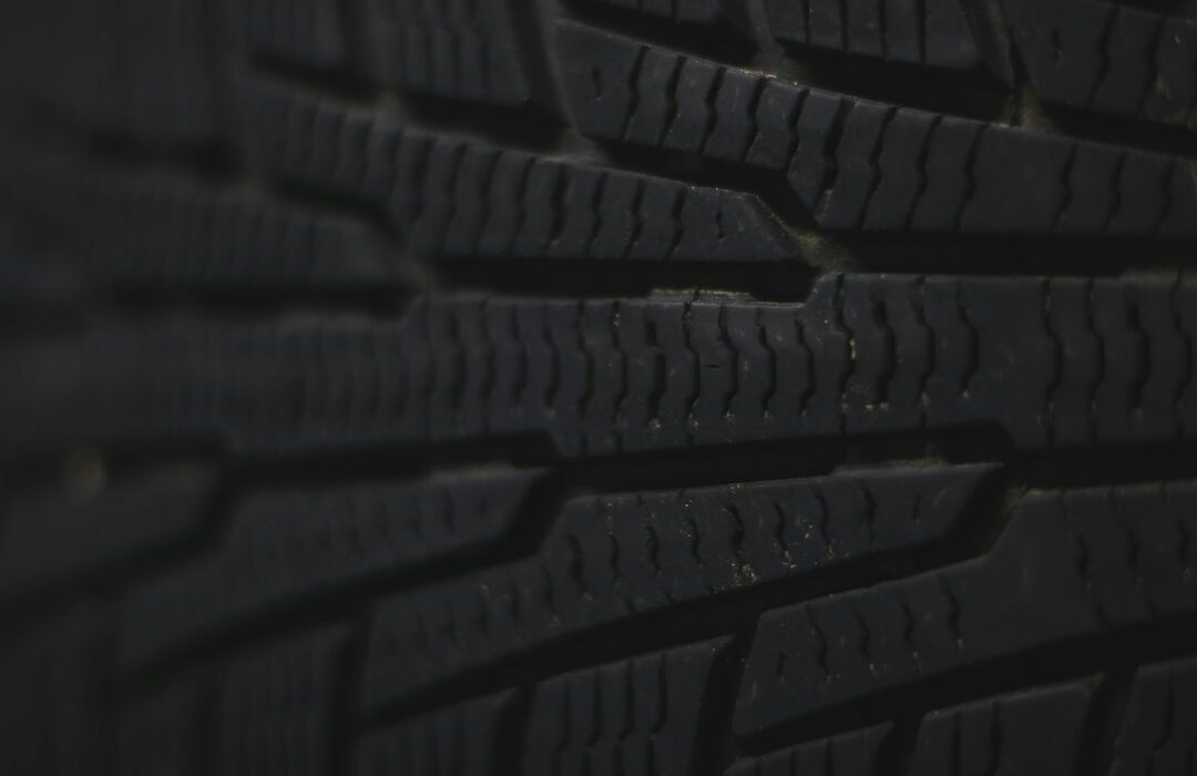 Fotografia ilustrativa do desenho da banda de rodagem de pneu automotivo; não representa os modelos das ofertas